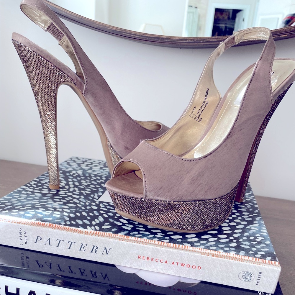 SeXy! Steve Madden size 7.5 gold sequin heels!